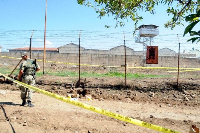 Bingöl M Tipi Ceza İnfaz Kurum'ndan firar edenlerin 14'ünün tutuklu ve 4'ünün ise terör örgütü PKK davasında hükümlü olduğu belirtildi. -  -  -