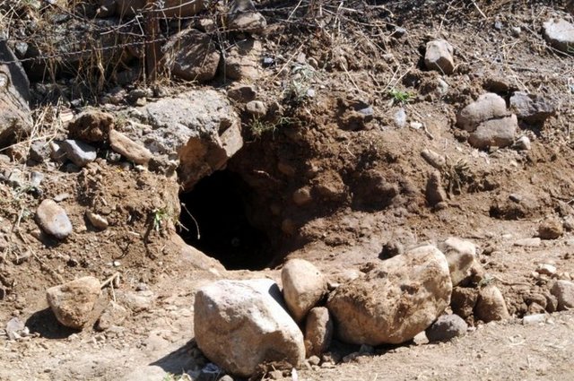 Cezaevi duvarına 40 metre uzaklıkta son bulan tünelin 70 metre uzunluğunda ve 65 santimetre genişliğinde olduğu öğrenildi. -  -  - Öte yandan gece kaçtığı tahmin edilen tutuklu ve hükümlülerin cezaevinden çıktıktan sonra Kaleönü Mahallesi girişinde elbiselerini değiştirdikleri ve olay yerinden uzaklaştıkları belirtildi.