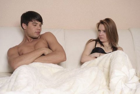 Olumsuz eleştiri: Hiçbir şey karşınızdaki insanın arzusunu ne istemediğinizi söylediğiniz zamanki kadar bastırmaz. Her tür ikili ilişkide olduğu gibi işleri olumlu yönden ele alın ve size neler yapmasını istediğinizi, neleri yaparken her zamankinden çok zevk aldığınızı bilmesini sağlayın. Yani ona ne istediğinizi söyleyin, seksi kıyafetlerinizi giyin ve en önemlisi yeterince keyif almak istiyorsanız olaya en az onun kadar hakim ve dahil olun!