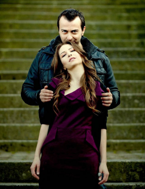 27- Leyla ile Mecnun:  EfLAtunfilm tarafından yapılıp TRT 1'de yayınlanan absürd komedi türündeki Türk televizyon dizisidir. Dizi temel olarak efsanevî karakterler Leylâ ile Mecnun'un hikayesi üzerine kurgulanmış ve üzerine absürd komedi, bilim kurgu, durum komedisi öğeleri eklenmiştir.