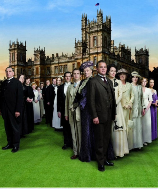 33- Downton Abbey:  Lord Crawley aile mirasını, özellikle de büyük yazlık köşkü hayatının en büyük amacı olarak görmektedir. Mirasçısının Titanik'te ölmesi Manchester'lı bir avukat olan uzak kuzeni Matthew Crawley'nin aniden varies sırasına dahil olması anlamına gelmektedir.