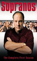 <b>8-The Sopranos: </b> David Chase’in yapımcılığını üstlendiği, 1999-2007 yılları arasında Amerikan HBO televizyonunda yayınlanmış dizidir. Dizinin konusu New Jersey’de bir Amerikan-İtalyan mafya ailesi patronu Tony Soprano’nun meslek, suç, şiddet, aile, adalet ve dostluk kavramları arasındaki denge kurma mücadelesi üzerine kurulmuştur.