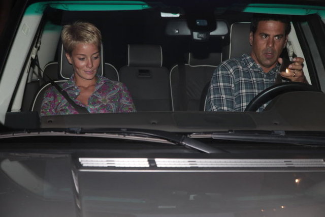 ...Malkoç Süalp'in de eşine karşı şiddet, tehdit, hakaret, aşağılama veya küçük düşürmeyi içeren söz ve davranışlarda bulunmasını yasakladı. Ayrıca ev, işyeri ve okuluna yaklaşmamasına karar verdi.