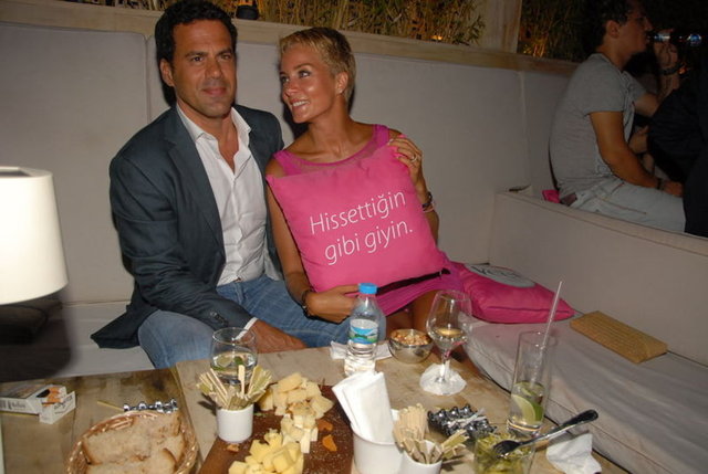 Evlendiği günden itibaren eşinin sözlü şiddet uyguladığını, ilerleyen zamanlarda bu şiddetin fiziki şiddete dönüştüğünü öne süren İşcil, kendisi ile çocuğunun hayatından endişe duyduğunu belirtti.