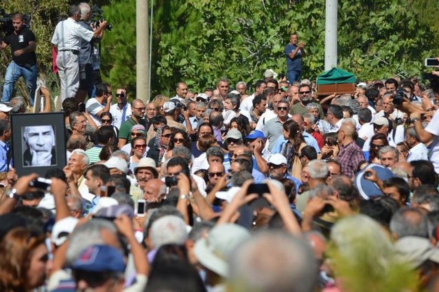 Edremit Devlet Hastanesi Morgu'ndan ilçeye bağlı Çamlıbel köyüne getirilen Tuncel Kurtiz, burada sevenleri tarafından karşılandı.  -  - RAMİZ DAYI'NIN UNUTULMAYAN SÖZLERİ