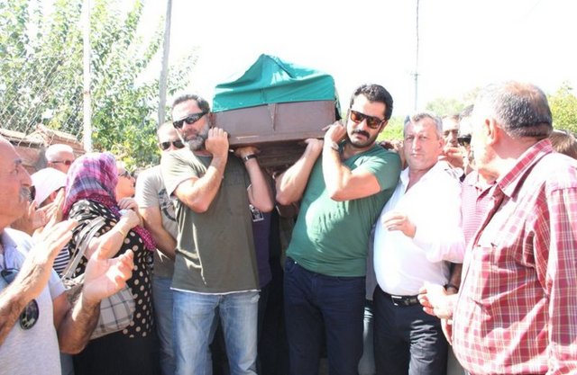 Binlerce insanın köy yolu kapatarak ünlü sanatçının cenazesini omuzlarına aldı. İnsan seli içinde yaklaşık 2 kilometre taşınan ünlü sanatçının cenazesi köy camisine getirildi. -  - ACI HABERİ DUYAN SANATÇI DOSTLARI EVİNE AKIN ETMİŞTİ -