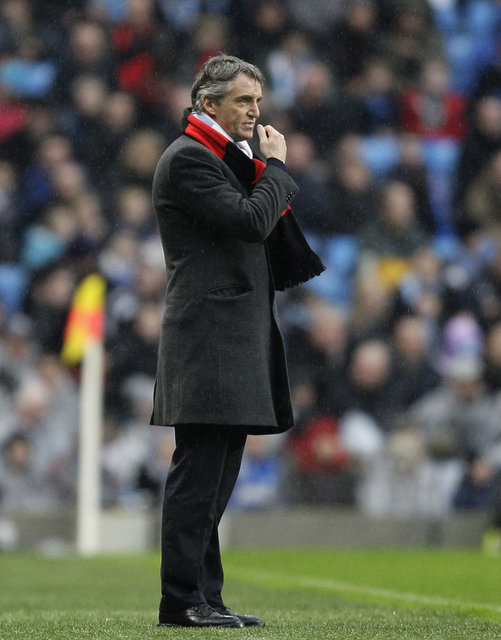 2002'de Lazio'nun teknik direktörlüğüne getirilen Mancini, burada da mali sorunlarla karşılaştı ve Hernan Crespo ve Alessandro Nesta gibi önemli futbolcuları satmak zorunda kaldı.