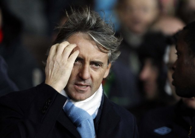 Yine Manchester City'i çalıştırdığı zamanlarda Mancini, uyumsuz oyuncuları performanslarını düzeltmeye teşvik etmek yerine, takımdan çıkardığı için eleştirilere maruz kalmıştı.