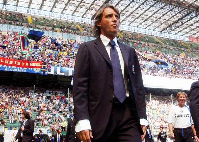 -  - Rui Costa ve Francesco Toldo gibi önemli oyuncuları satmak zorunda kaldığı için ölüm tehditleri aldı.