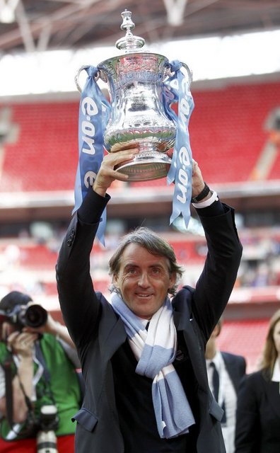 Bu görevi sırasında zaman zaman oyuncu kadrosuna da giren Mancini, bir müddet para almadan çalıştı.