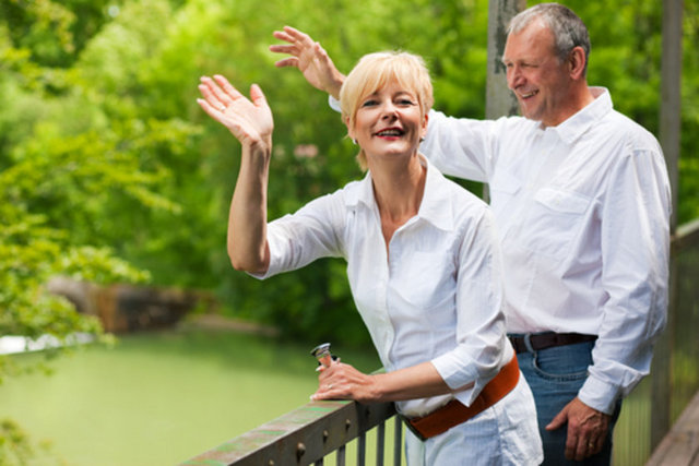 evden ayrılırken içeride biri varmış gibi el sallayın