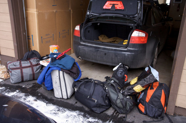 Tatile çıkarken valizlerinizi arabaya yerleştirmekte acele edin. Fazla dikkat çekmeyin...