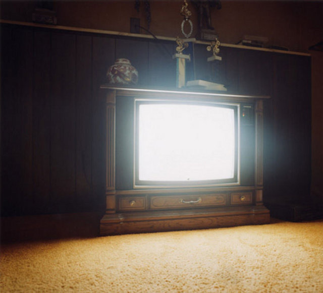 Evde olmadığınızda televizyonu açık bırakın