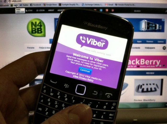 4- Viber 2010 yılının son günlerinde hizmete sunulan ve metin mesajının yanı sıra kullanıcıların birbirlerine resimli, görüntülü ve sesli mesajlar göndermesine de yarayan uygulama, görüntülü sohbet alanında Skype'a rakip olarak doğdu.