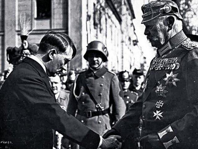 Hitler, İngiliz asker tarafından bağışlandığı için, "teşekkür ederim" anlamında başını öne eğdi ve sonra koşarak atış menzilinden çıktı.