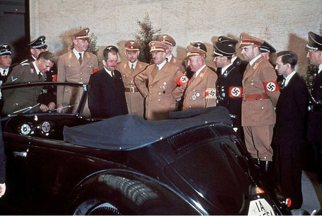 Makine Mühendisi Ferdinand Porsche, 50. doğum günü sebebi ile Hitler'e üstü açık bir otomobil armağan ediyor.