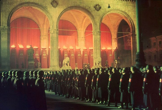 SS Subaylarının yılda bir düzenlenen gece yarısı yemini töreni, Münih, 1938.