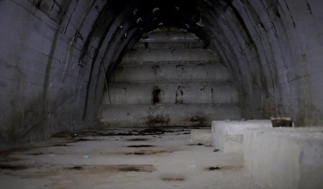 Tüneli bulan Avusturyalı belgeselci Andreas Sulzer'e göre, Hitler bu gizemli tünelde atom bombası araştırmaları yaptırıyordu.