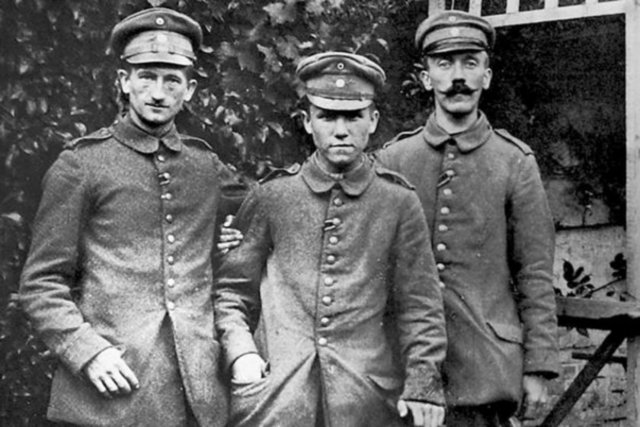 Cephede İngiliz ve Alman askerleri savaşırken, er Henry Tandy'nin atış menziline bitkin, yaralı bir Alman askeri girdi. 29 yaşındaki bu Alman asker, Bavyere Alayı'nda görevli Adolf Hitler'di.