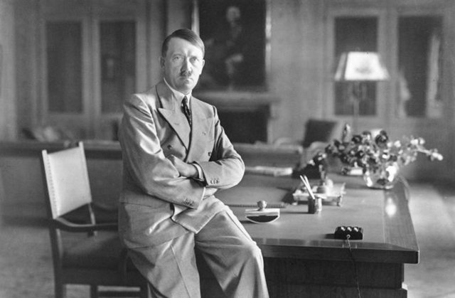 Adolf Hitler, İkinci Dünya Savaşı'nda Henry Tandy'nin İngiltere'nin Coventry bölgesinde çalıştığı otomobil fabrikasını yerle bir etti.