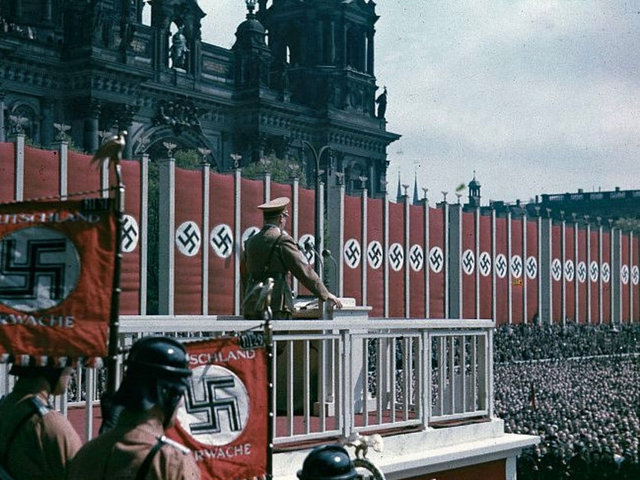 Hitler Berlin'de konuşuyor, 1938.