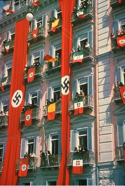 Hitler'in İtalya ziyareti için balkonlar İtalyan ve Nazi bayrakları ile süslenmiş, 1938.
