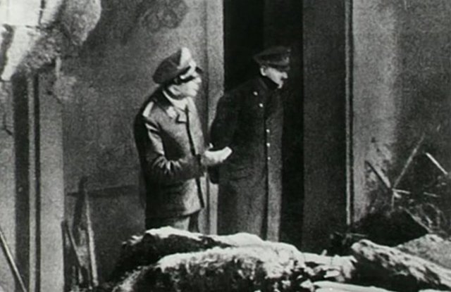 Adolf Hitler'in ölmeden önce çekilmiş olan son fotoğrafı ortaya çıktı. Fotoğrafta, 30 Nisan 1945'te Berlin'in düşman eline geçtiğini öğrenen Hitler'in, saklandığı sığınaktan bir subayla birlikte dışarı çıktığı görünüyor.