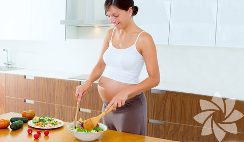 Gebelikte kalsiyum ihtiyacı 2 kat artar. Yeterli miktarda alınması, bebeğin iskelet yapısını geliştirdiği gibi, annenin de kemik ve dişlerinden kalsiyum azalmasının önüne geçecektir. Süt, yoğurt, peynir (özellikle kaşar peyniri), kefir, pekmez, fındık, kuru baklagiller, susam, soya fasulyesi ve yeşil yapraklı sebzeler zengin kalsiyum kaynakları olup öğünlerde tüketilmesi çok faydalıdır.