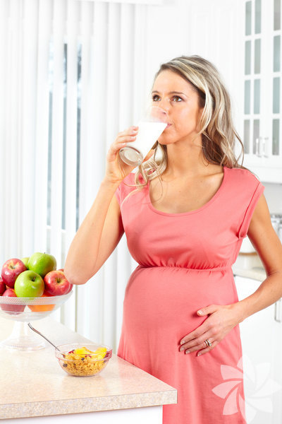 Sebze ve meyve grubundan 4–5 porsiyon; 1 ince dilim kavun, 1 orta boy elma, 1 orta boy portakal, 10–15 adet kiraz veya çilek 1 porsiyondur.