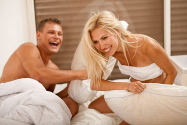 1. Birbirinizin en iyi arkadaşı olun. Seks önemini yitirdiğinde birlikte bir şeyler yapmaktan zevk alırsanız kopmazsınız.