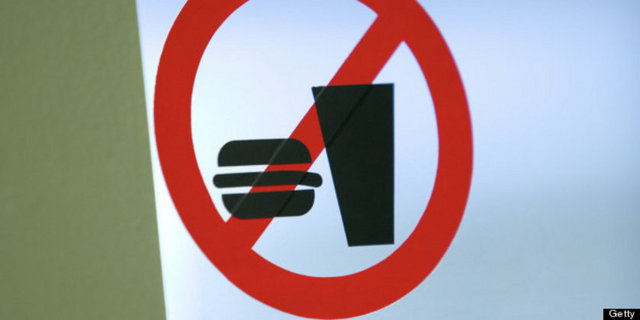 Doğumu beklerken kadınların genellikle yemek yemesine izin verilmez. Bu kural kadınların sezeryan doğum yapma ihtimalinden dolayı var. Doktorlar anestezi uygulanacağı için anne adaylarının yemek yemeklerini istemez.