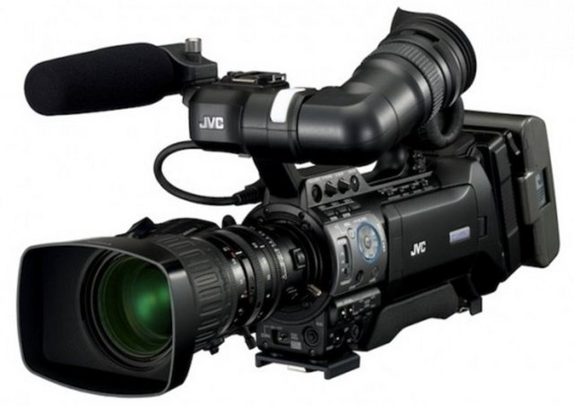 7- Video Kamera: -  - Üzerimizdeki nostaljik etkisi hala geçmeyen video kameralar vcd, dvd derken yerini çoktan cep telefonlarının yüksek çözünürlüklü kameralarına bıraktı.