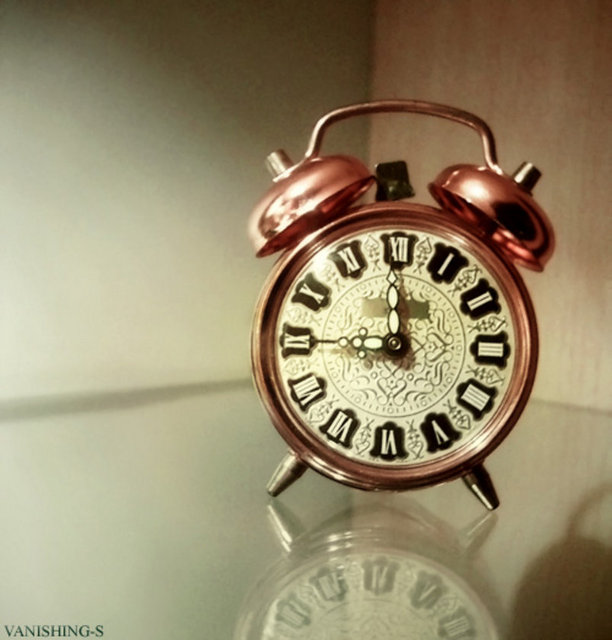 6- Çalar Saat: -  - Genelde sabah sıcak yatağımızdan istemeye istemeye bizi kaldıran bu cihazdan yeteri kadar nefret ederken bir de fazladan yer kaplamasını hiçbirimiz istemeyiz. Neyse ki artık hemen hemen her telefonda bulunan bu özellik sayesinde ayrıca bir çalar saat alma dönemi tarih oldu.