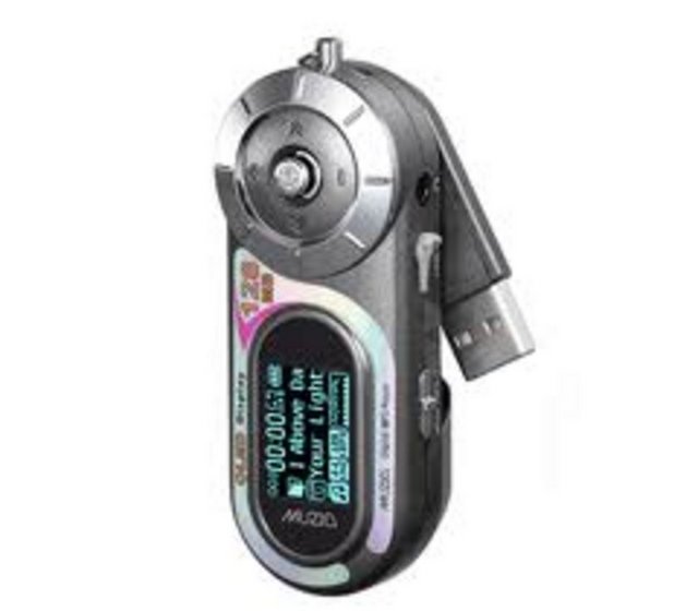 8- MP3 çalar: -  - Otobüste, yürürken ya da spor yaparken kulağımızdan çıkarmadığımız MP3 çalarlar yerine önce iPod'ları ardından hızlı gelişime karşı duramayarak önü gelinemez bir şekilde akıllı telefonlara bıraktı.