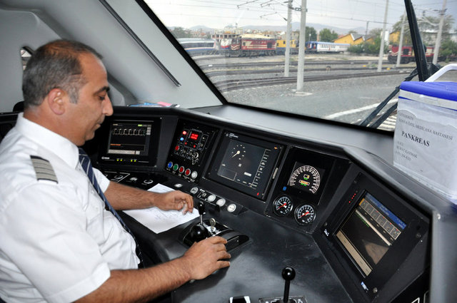 Hızlı trenle organ transferi - Türkiye'de ilk kez YHT ile Konya'dan Ankara'ya organ transferi yapıldı.