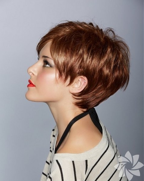 Kısa saçlar: Pek çok ünlü ismin de ilgi gösterdiği kısa saç için her hangi bir sınır yok. Değişik biçimlerde kesilmiş, dağınık ama bir o kadar da şık duran modeller, bu sonbaharda gözünüze oldukça çarpabilir.