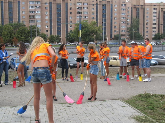 Ukrayna'da geleneksel olarak düzenlenen 'Temizlik Festivali'nde Karkiv sokakları ilginç görüntelere sahne oldu.