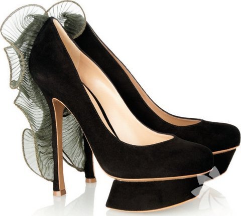 Lüks, şaşaa, feminen, retro. Ayakkabıcılarda ne arasanız bulabilirsiniz. Bizans döneminden etkilenen tasarımcılar, ayakkabılarda farklı detaylara yer vermiş.