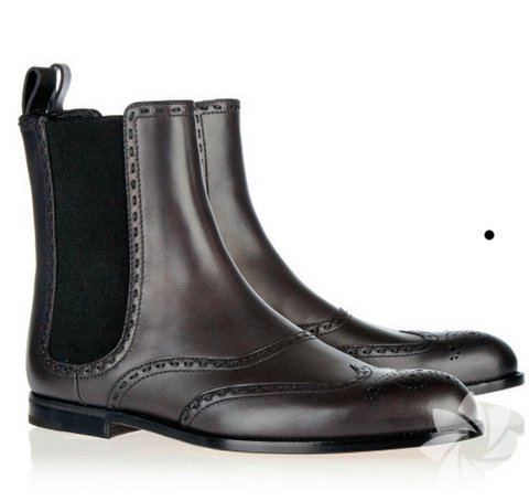 Chelsea tarzı botlar, grunge modeller, maskülen mokasenler ve loafer'lar feminen siluetleri maskülen etkiye büründürüyor. "Birazcık topuktan zarar gelmez" diyenler, daha feminen bir görünüm için topuklu mokasenleri tercih edebilir.