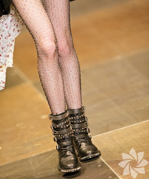 Dekoratif öğelerin yanı sıra zincirler, fermuarlar, çiviler, zımbalar gibi metalik detaylar grunge havasını ayaklarda hissettiriyor. Özellikle zincir detaylı botlar, yeni sezonun en hit modellerinden. Punk akımına bu modellerle ayak uydurabilırsiniz.