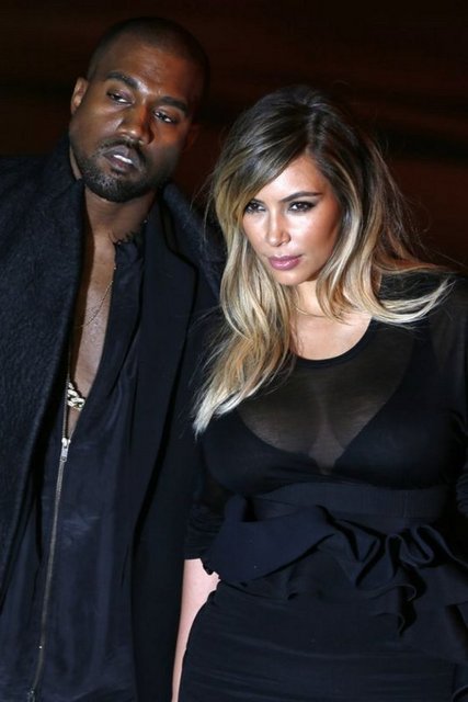Galaya katılanlar, siyah elbisesi ve dekoltesiyle dikkatleri çeken Kardashian'ın üzerinden gözlerini alamadı.