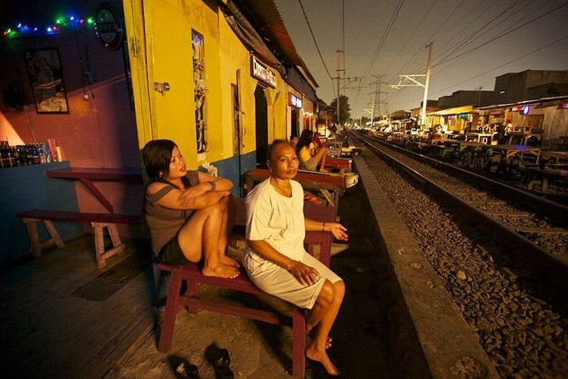 Ortasından tren geçen genelevde küçük odalar halinde 200 hayat kadını bulunuyor... -  -