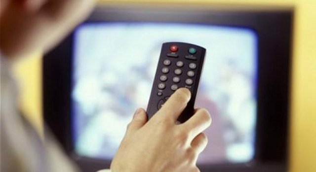 Radyo ve TV aktif dinleyici ve izleyici olarak izlenmeli, tartışma içeren konular sırasında yorum yapılmalı.