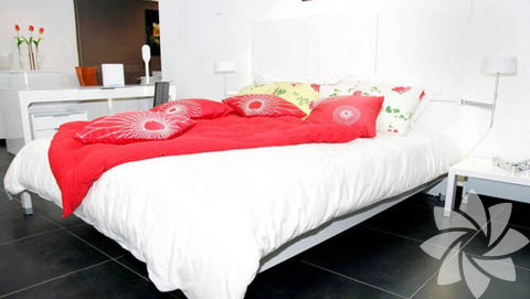 Özel geceler için özel nevresim takımı. Özel bir nevresim takımına zaman zaman herkesin ihtiyacı vardır. Zengin görünen yumuşak ya da parlak bir takıma ara sıra çıkarıp yattığınızda yataktan çıkmak istemeyeceksiniz.