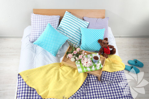 Canlı renk ve desenler seçin. Nevresim takımlarınızı, yastık ve yatak örtünüzü canlı renk ve desenlerden seçin. Yerdeki halıyı da yumuşak ve tüylü tercih ederseniz her yere bastığınızda ayaklarınızdaki his hoşunuza gidecektir.