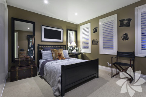 Yatak odanıza biraz drama ekleyin. Drama derken tabii ki kavga edin demiyoruz. Duvarlara biraz canlı renklerde boya, birkaç ayna ile seksi bir yatak örtüsü ve perdeler odayı bambaşka bir havaya sokacaktır. Yerde yumuşak bir halı ve şık bir gece lambası ile kendinizi lüks bir otelde hissedeceksiniz.