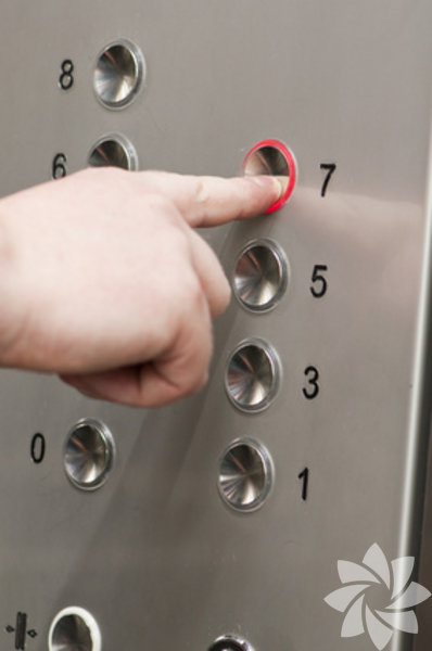 Asansörde kalmak -  - Asansörde hapsolmuşsunuz ya da asansörün yukarı çıkacağı yerde aşağı düşmesi, aşağı ineceği yerde yukarı çıkması gibi bir durum söz konusu. Loewenberg, asansörün kariyerinizde yükselmeyi temsil ettiğini söylüyor. Asansör düzenli biçimde yukarı çıkmıyorsa kariyerinizle ilgili bazı sorunlar var demektir.