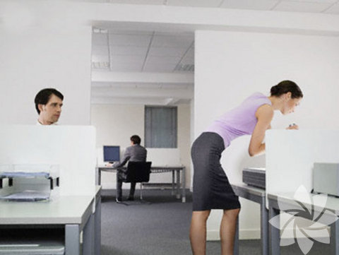 İşyerinde izlenmek -  - Rüyanızda çalıştığınız yerde birinin gözlerinin üzerinizde olduğunu düşünüyor, ama bu kişinin yüzünü çoğunlukla göremiyor ve kendinizi hiç güvende hissetmiyorsunuz. Psikolog Wallace, elde etmek istediğiniz bir şeyin tehdit altında olabileceği yorumunu yapıyor. O şey her ne ise çok dikkatli olmanız gerekiyor.