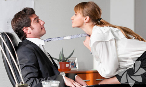 İş arkadaşı veya yöneticiyle birlikte olmak -  - İş arkadaşlarınızdan biriyle veya yöneticinizle fazla yakınlaşıyorsunuz. Aslında hiçbir şey hissetmediğiniz, çekici bulmadığınız biriyse bu kişi, uyandığınızda rüyaya bir anlam veremeyebilirsiniz. Eğer rüyanızda gördüğünüz böyle bir iş arkadaşınızsa, rüya uzmanı Lowenberg'e göre yakınlaştığınız kişiyle ortak bir proje üzerinde çalışmak istiyorsunuz.  Psikolog Wallace ise, eğer bu kişi yöneticinizse, işe dair iyi bir düşünceniz olduğuna inandığınızı, bu düşüncenizi gerçekleştirmek için güç toplamaya çalıştığınızı söylüyor. -  - 