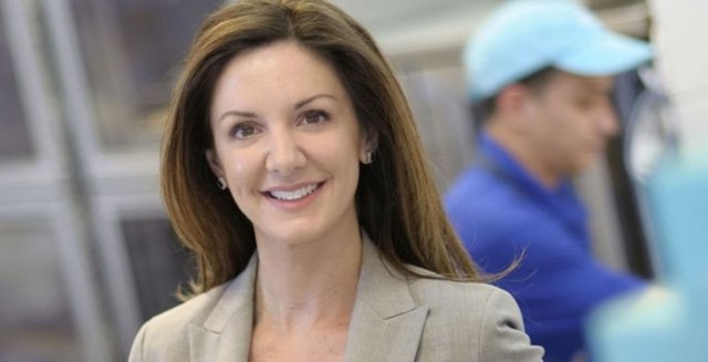 Kat Cole - Cinnabon CEO'su - Geçmişte yaptığı en tuhaf iş: Hooters Girl'de garsonluk -